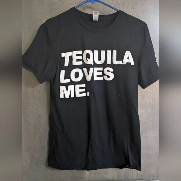 💕 3 for 12💕 Tequila Loves Me- Savannah Georgia T-shirt size small - Picture 1 of 5